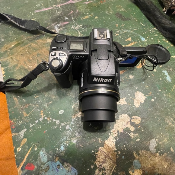 Like New Nikon Coolpix 5700 Point & Shoot Camera - Picture 1 of 10